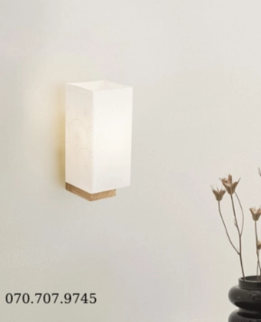 Đèn tường thủy tinh hoa văn thân gỗ tự nhiên 72912