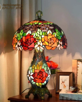Đèn bàn hình hoa hồng thủy tinh màu Tiffany 3 đầu màu xanh lá cây với bóng nấm