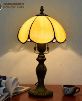 Đèn bàn mái vòm kính màu