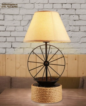 Đèn bàn màu đen kiểu nhà máy có bánh xe trang trí